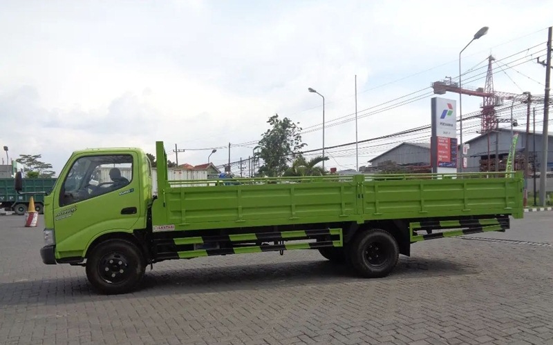 Gambar Hino Dutro Cargo Long Chasis 6 Roda 136 MDL dengan Karoseri Bak Besi Triway (3 way) Gambar Hino Dutro Cargo Long Chasis 6 Roda 136 MDL dengan Karoseri Bak Besi Triway (3 way)