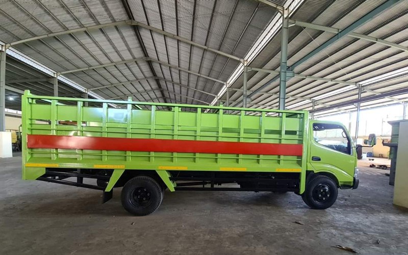 Gambar Hino Dutro Cargo Long Chasis 6 Roda 136 HDL 6.4  dengan Karoseri Bak Besi Gambar Hino Dutro Cargo Long Chasis 6 Roda 136 HDL 6.4  dengan Karoseri Bak Besi