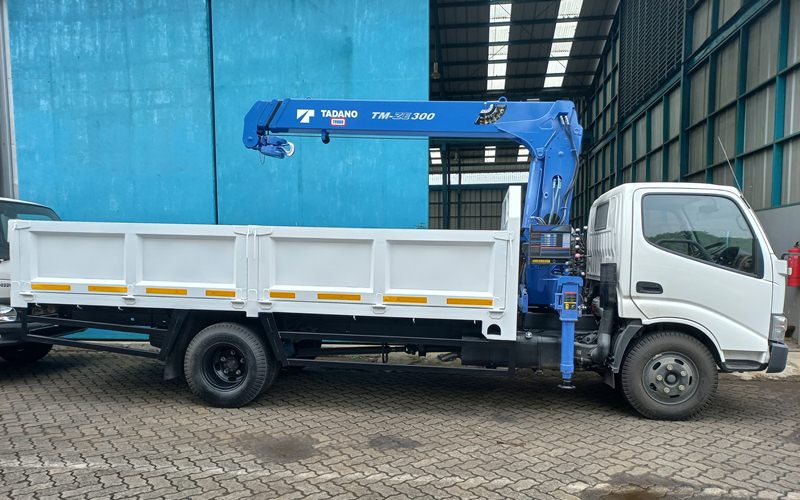 foto truk crane hino dutro 300
